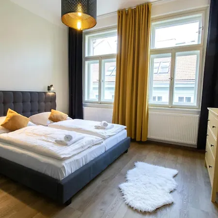 Elegantna Prostorna Stanovanja V Centru Ljubljane *
